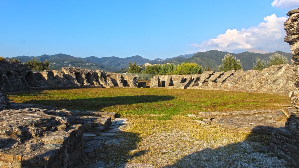 L’anfiteatro romano dell’antica città di Luni, con i monti sullo sfondo