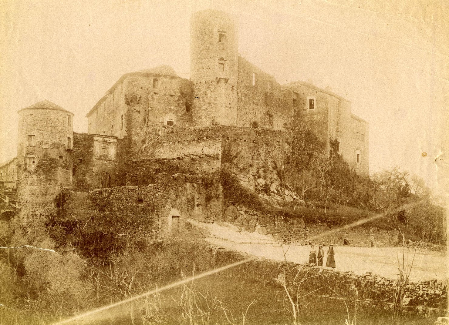 Il fianco meridionale del castello di Castevoli in una fotografia dell’Ottocento