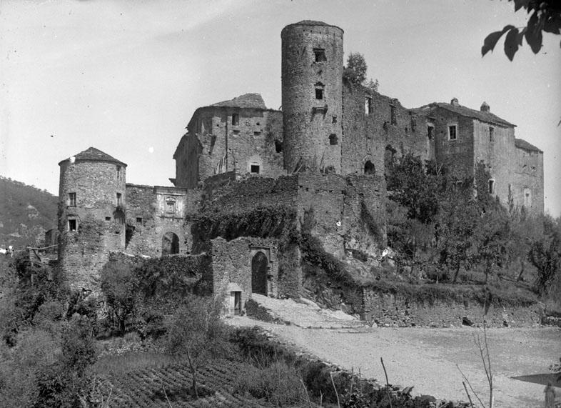 Il castello di Castevoli in una fotografia del 1904, prima dei restauri