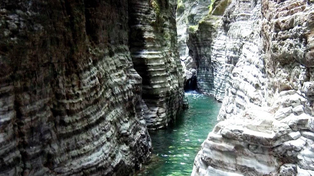Gli stretti di Giaredo, gole di roccia con acqua verde sul torrente Gordana