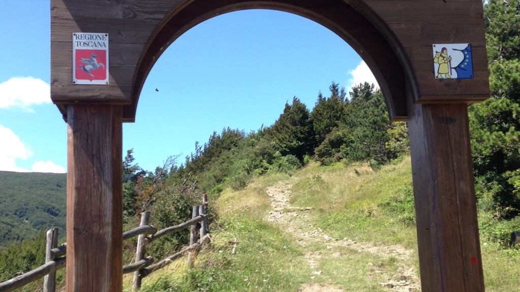 La «Porta Toscana» al passo della Cisa, con il sentiero della via Francigena che sale verso la Lunigiana